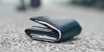 Pirri, trova un portafoglio e lo restituisce direttamente al proprietario: “Non ha voluto nulla, ha chiesto di donare il sangue all’Avis”