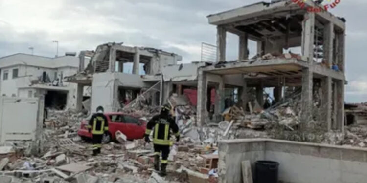 Terribile esplosione in una palazzina: gravi due 80enni
