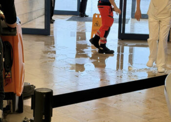 Cagliari, piove dentro il pronto soccorso al Brotzu: il triage per i pazienti in barella nei corridoi