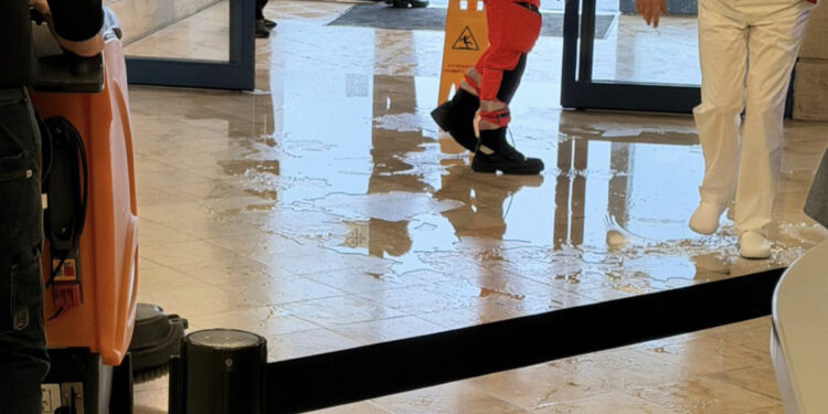 Cagliari, piove dentro il pronto soccorso al Brotzu: il triage per i pazienti in barella nei corridoi