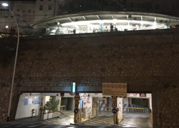 Cagliari, tragedia sfiorata a Terrapieno: 18enne cade da una terrazza per recuperare una banconota