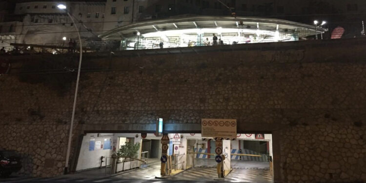 Cagliari, tragedia sfiorata a Terrapieno: 18enne cade da una terrazza per recuperare una banconota