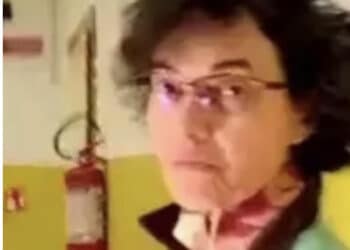 Insegnante accoltellata a scuola, la toccante lettera dopo la paura: “Non lasciamoci vincere dal buio”