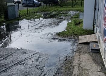 Quartu, fango e liquami all’ingresso della scuola di ciclismo adiacente al Parco di Molentargius: “Il Comune intervenga”