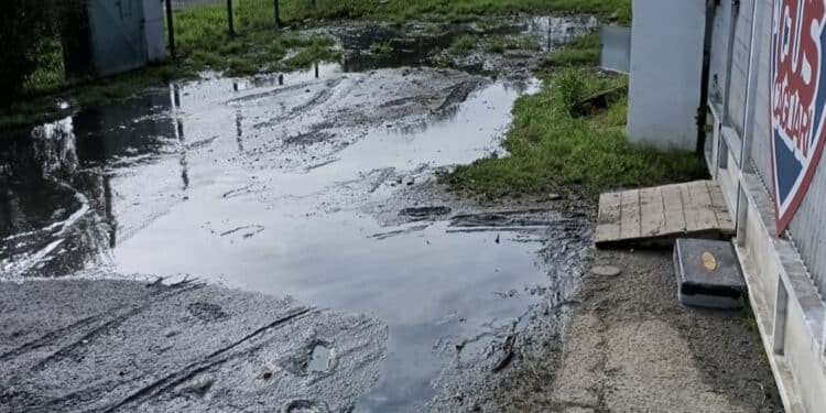 Quartu, fango e liquami all’ingresso della scuola di ciclismo adiacente al Parco di Molentargius: “Il Comune intervenga”