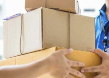 Schiacciata dagli acquisti compulsivi fatti online: accumulatrice seriale muore a 57 anni