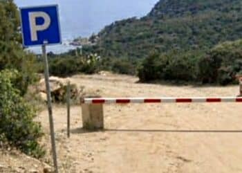 Porto Sa Ruxi, strada sbarrata per accedere alla spiaggia: “Come passerebbe un’ambulanza?”
