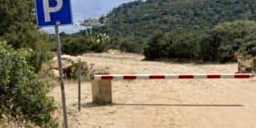 Porto Sa Ruxi, strada sbarrata per accedere alla spiaggia: “Come passerebbe un’ambulanza?”
