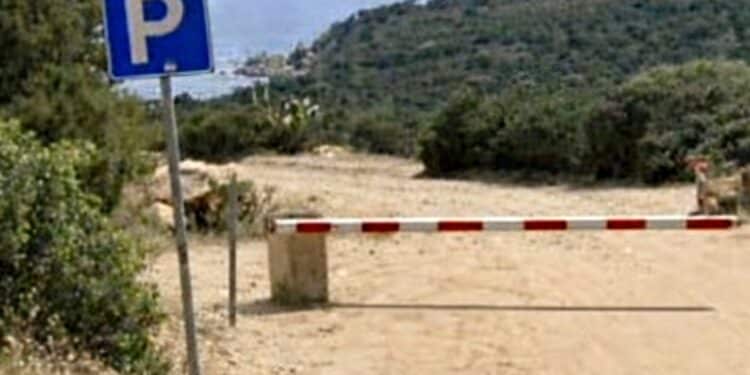 Porto Sa Ruxi, strada sbarrata per accedere alla spiaggia: “Come passerebbe un’ambulanza?”