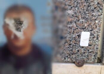 Cagliari, tombe vandalizzate in cimitero: fotografie sfigurate e vasi rubati