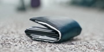 Pirri, anziano perde il portafoglio in strada: un 89enne lo trova e lo consegna alla polizia