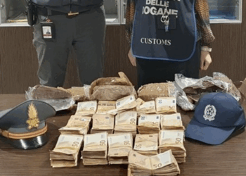 Era pronto a imbarcarsi con 160 mila euro nel bagaglio: scatta il sequestro all’aeroporto di Elmas