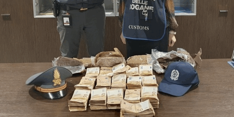 Era pronto a imbarcarsi con 160 mila euro nel bagaglio: scatta il sequestro all’aeroporto di Elmas