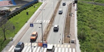 Nuova sforbiciata su via Vesalio per ampliare la pista ciclabile, il caso finisce in consiglio comunale
