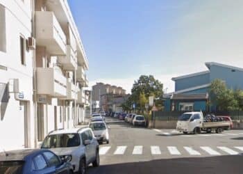 Assemini, 20enne aggredito da uno straniero durante la notte: “Pugni sulla schiena e sul volto per rapinarlo”