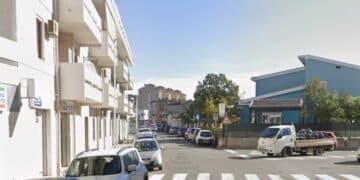 Assemini, 20enne aggredito da uno straniero durante la notte: “Pugni sulla schiena e sul volto per rapinarlo”