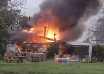 Guspini, un boato e poi le fiamme: a fuoco il ristorante dei giardini pubblici