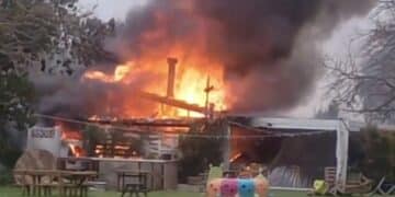 Guspini, un boato e poi le fiamme: a fuoco il ristorante dei giardini pubblici