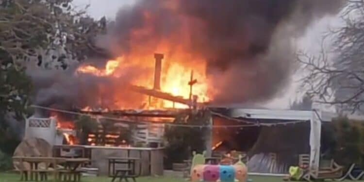 Guspini, un boato e poi le fiamme: a fuoco il ristorante dei giardini pubblici