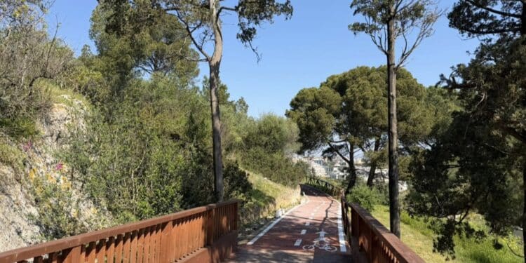 Cagliari, già chiusa la pista ciclo-pedonale di Monte Claro: il maltempo ha fatto crollare dei rami