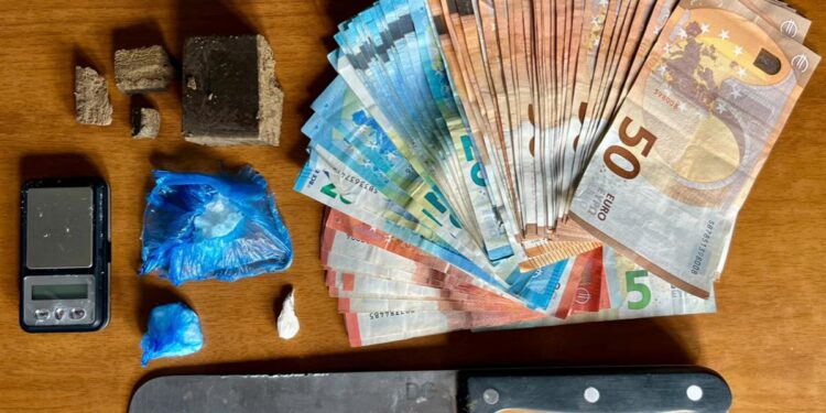 Spaccio di stupefacenti nell’hinterland, una donna quartese arrestata dalla polizia