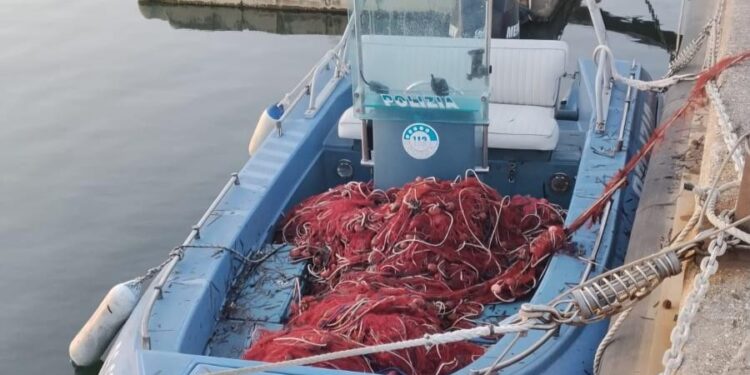 Reti da pesca abusive all’ingresso del porto di Santa Giusta, scatta il sequestro