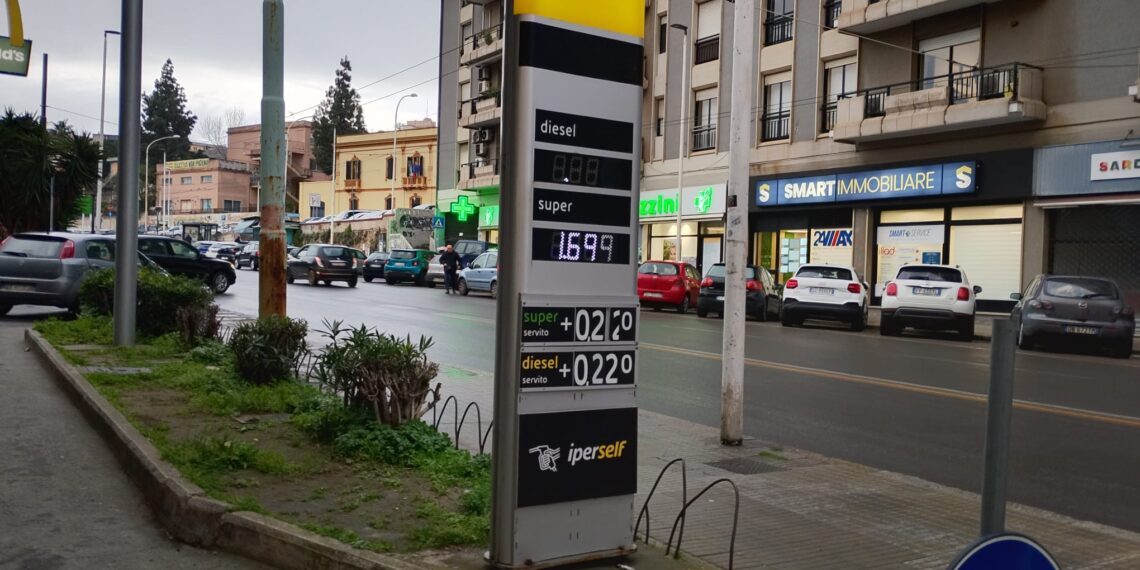 Carburante a prezzi choc ma i controlli in Sardegna sono una farsa: “Non toccano la speculazione reale”
