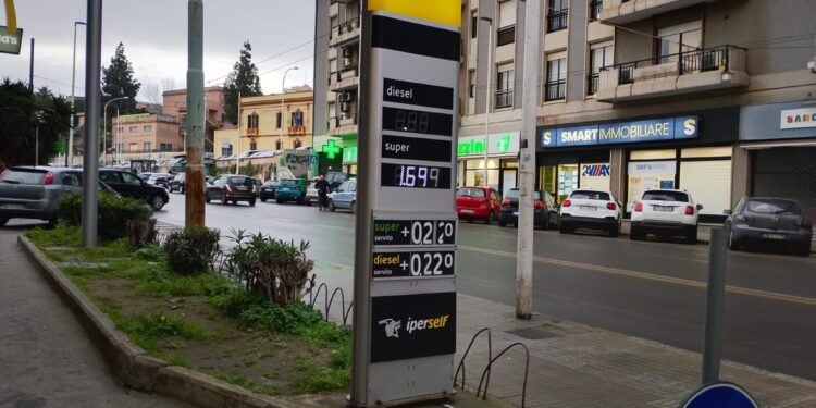 Carburante a prezzi choc ma i controlli in Sardegna sono una farsa: “Non toccano la speculazione reale”