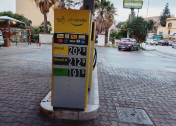 Cagliari, la benzina vola quasi a due euro: i primi effetti della guerra sui consumatori
