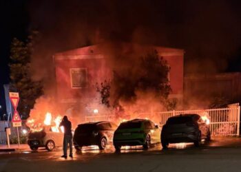 Ussana, a fuoco 4 auto durante la notte in via Roma: “Un ragazzo incappucciato ha versato benzina sull’asfalto”