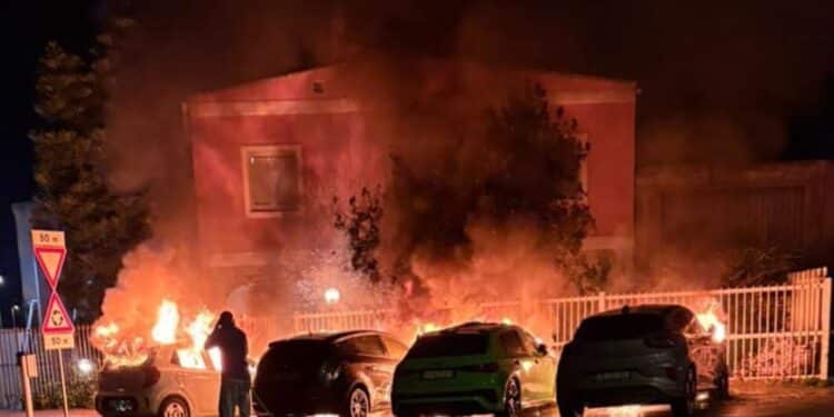 Ussana, a fuoco 4 auto durante la notte in via Roma: “Un ragazzo incappucciato ha versato benzina sull’asfalto”
