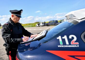 Villacidro, guida ubriaco con un coltello e droga in auto: denunciato 31enne