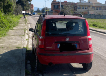 Choc a Selargius, uomo nudo in auto si filma col cellulare mentre fa atti osceni: “Attenzione ai vostri figli”