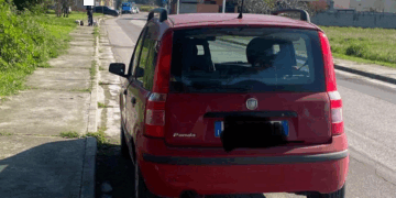 Choc a Selargius, uomo nudo in auto si filma col cellulare mentre fa atti osceni: “Attenzione ai vostri figli”