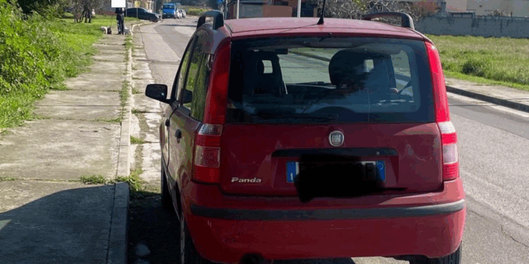 Choc a Selargius, uomo nudo in auto si filma col cellulare mentre fa atti osceni: “Attenzione ai vostri figli”