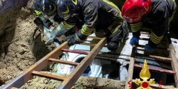 Con l’auto in un fossato nella notte a Maracalagonis: due ragazzi in codice rosso