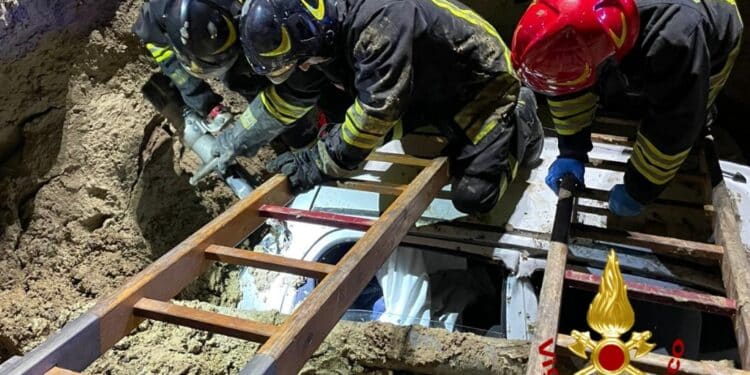 Con l’auto in un fossato nella notte a Maracalagonis: due ragazzi in codice rosso