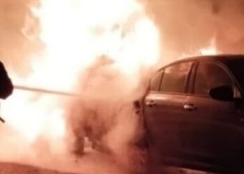 Attentato a Decimoputzu, incendiata l’auto del sindaco: solidarietà a Antonino Munzittu, in paese torna la paura