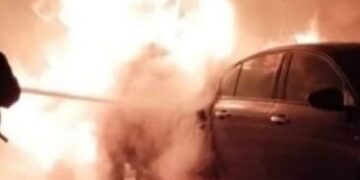 Attentato a Decimoputzu, incendiata l’auto del sindaco: solidarietà a Antonino Munzittu, in paese torna la paura