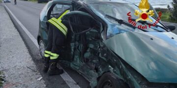 Sant’Antioco, terribile schianto tra una Dacia e una Fiat: grave una donna estratta dalle lamiere