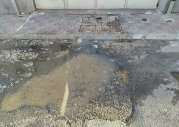 Cagliari, scoppiano le fogne in via Baccelli e i residenti sono esasperati: “Emergenza sanitaria” (VIDEO)