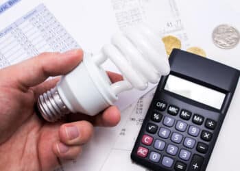 Non solo benzina alle stelle: in Sardegna la bolletta più cara d’Italia, a Cagliari media di 850 euro