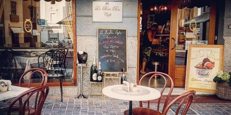 Addio tavolini in piazza Garibaldi: l’iscrizione Tari non c’è, stangata del Comune allo storico Bon Bec Cafè