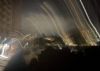 Incredibile a Cagliari, tante strade al buio da mesi: nessuno ferma i blackout, luci spente nei parcheggi di via Sonnino