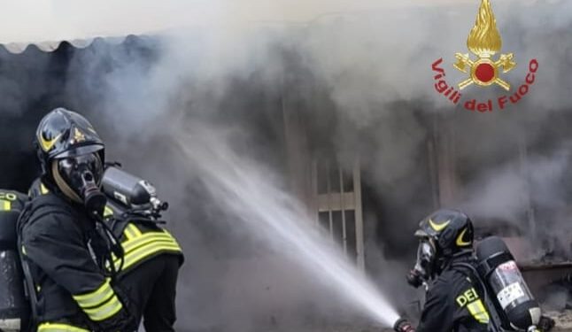 Quartu, scoppia un incendio in via Sorrento: salvata una famiglia, ferito il cagnolino