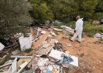 Cagliari, oltre 90 tonnellate di rifiuti abbandonati a Santa Gilla: via alla rimozione e alla bonifica