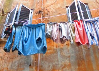 Guspini, ragazzini scatenati prendono i panni stesi e li buttano in strada