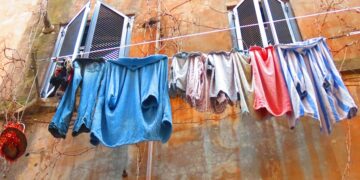 Guspini, ragazzini scatenati prendono i panni stesi e li buttano in strada