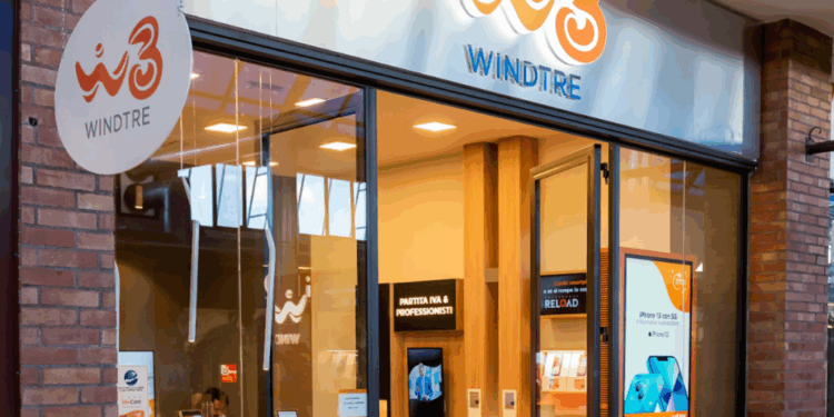 A Cagliari chiude anche l’ultimo punto vendita Wind: domani sit in dei dipendenti