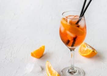 Cagliari, pioggia di commenti sul nuovo locale in via Roma: “Prezzi folli, qualità in calo e città ostaggio dell’aperitivo”